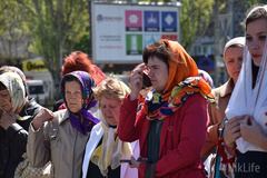 В воскресенье, 22 апреля возле памятного знака «В честь 2000-летия Рождества» николаевцы помолились в поддержку решения создания единой поместной православной церкви, а также чествовали святых жен-мироносиц.