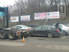В среду, 18 марта, около 1330 в районе Пересыпского моста водитель «Lexus», пытаясь объехать выбоину на дороге, потерял колесо после чего фура оторвала ему зеркало заднего вида.