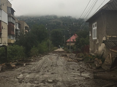 Мощный ливень накрыл Рахов Закарпатской области вечером в пятницу, 17 августа. В результате непогоды были подтоплены около 50 домов, в воде оказались несколько десятков автомобилей.