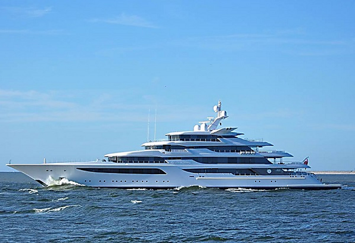 how big is vladimir putin's yacht