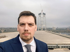 Премьер-министр Алексей Гончарук заявил, что есть 1,2 миллиарда гривен на старт работ по мосту в Запорожье, который начали строить 15 лет назад.