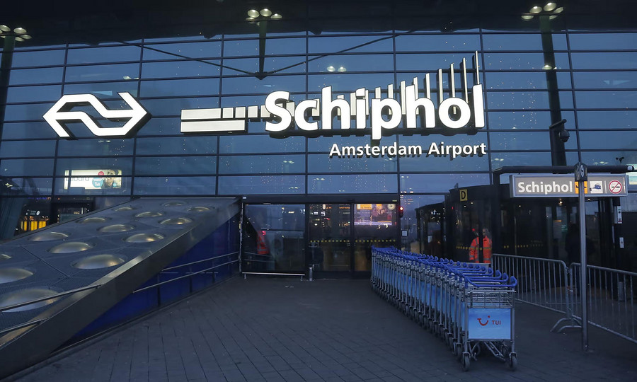 В Амстердаме мужчина упал в турбину самолета — он погиб