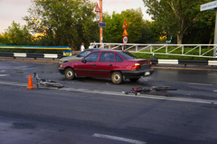 В воскресение вечером, 6 сентября, в Николаеве на пересечении улиц Пушкинская и Набережная, в районе выезда на Ингульский мост произошло ДТП с участием автомобиля «Daewoo Nexia» и двоих велосипедистов