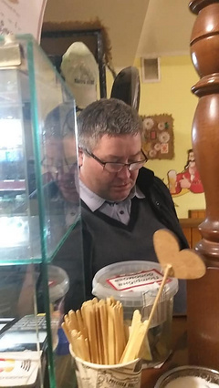 Сельский глава села Николаев, что во Львовской области, Иван Савчак бросил стеклянный графином в голову официантке.