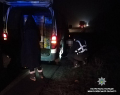 В Николаевской области патрульные оказали помощь водителю, который попал в затруднительное положение.