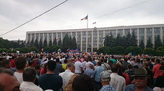 Десятки тысяч человек принимают участие в акции протеста, которая началась в воскресенье, 6 сентября, на площади Великого Национального собрания в центре Кишинева.