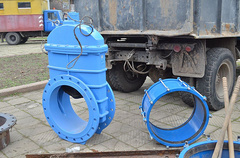В Николаеве 19 ноября сотрудники водоканала выполняют работы по замене задвижек водопровода.