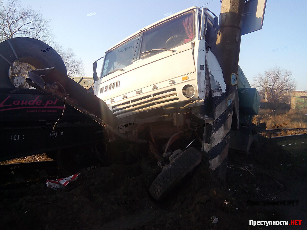 В Николаеве грузовой поезд на переезде снес «КамАЗ»