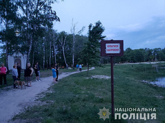 В субботу, 25 мая, в Броварах под Киевом нашли тело девятиклассника, который утонул в озере после выпускного.