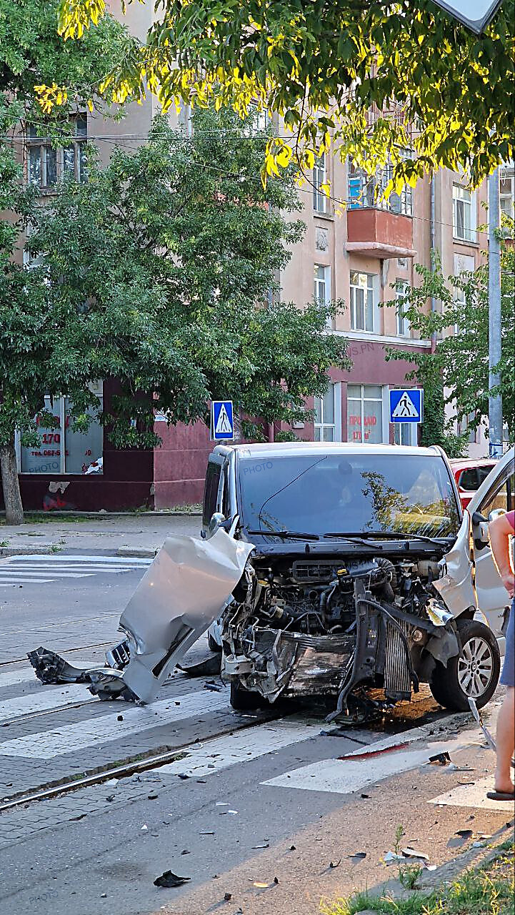 В центре Николаева столкнулись Renault Traffic и Mercedes 4matic