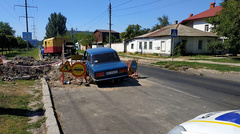 В понедельник, 19 августа, в Николаеве на улице Пограничной водитель автомобиля ВАЗ-2107 «Жигули» чуть не попал в яму, где продолжались ремонтные работы «Николаевской ТЭЦ».