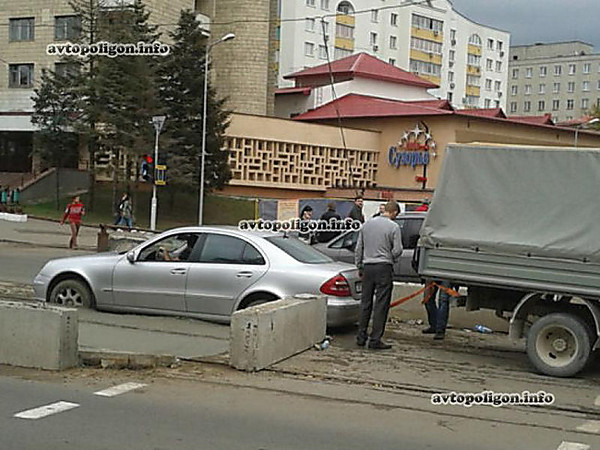 Девушка застряла в машине