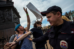 В Петербурге на Дворцовой площади, несмотря на запрет властей, состоялась ЛГБТ-акция. Полиция задержала несколько активистов.
