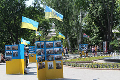 В Одессе в Горсаду проходит фотовыставка «Необъявленная война как она есть», целью которой является ознакомить одесситов и гостей города с Героями, которые погибли на востоке страны, защищая целостность Украины.