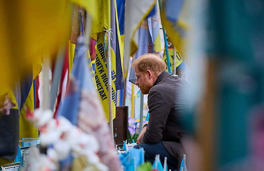 Принц Гарри во время визита в Киев посетил мемориал на Майдане Независимости: «Одна из самых печальных вещей, которые я видел»