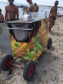 В воскресенье, 18 августа, на пляже в Коблево близ «Bora Bora» прямо на ходу загорелась перевозная будка, в которой уличный торговец готовил кукурузу на продажу отдыхающим.
