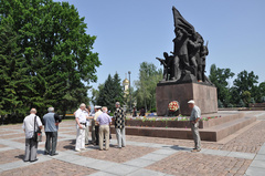 В Николаеве сторонники социалистического движения и пенсионеры с фотографиями советских военнослужащих прошлись маршем к памятнику к памятнику Героям-Ольшанцам в честь 75-й годовщины начала войны между нацистской Германией и СССР.