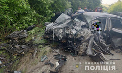 Полиция расследует обстоятельства аварии в Винницкой области, во время которой погибли четыре человека и еще четверо травмированы, в том числе двое детей 10 и 6 лет.