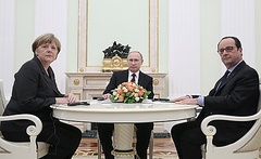 Президент России Владимир Путин, президент Франции Франсуа Олланд и канцлер Германии Ангела Меркель продолжают переговоры в Кремле.