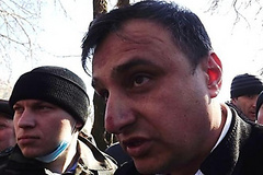 Луганский сепаратист Арсен Клинчаев, который организовал погромы и беспорядки в Луганске весной 2014 года, а также поднимал российский флаг над зданием Луганского облсовета, был избит в Киеве в среду 7 октября.