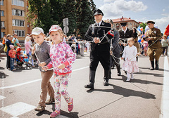 В подмосковном городе Раменское по случаю Дня России и города провели парад, который ассоциировался с 9-мая и безумием одновременно.
