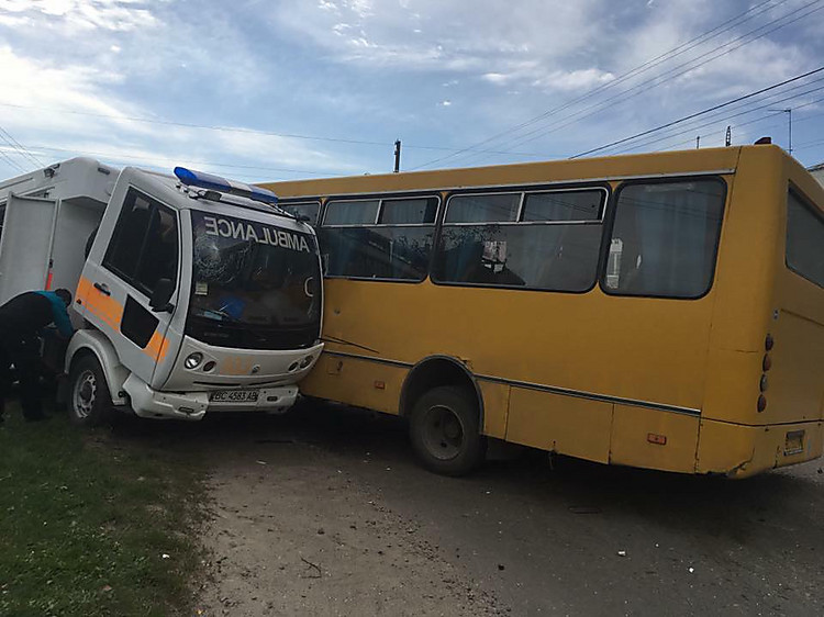 Машина врезалась в автобус