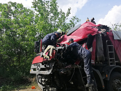В Первомайском районе Николаевщины днем 18 мая столкнулись два грузовых автомобиля «Mercedes Actros».