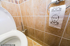 У министра обороны Великобритании Гэвина Уильямсона в туалете висит бумага с изображением российского президента Владимира Путина и оскорбительной фразой на русском языке.