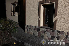 В Калуше неизвестные бросили во двор местного жителя две гранаты, в результате их взрыва никто не пострадал.