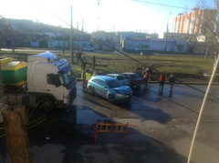 В Николаеве во вторник утром, 4 февраля, на улице Чкалова произошло дорожно-транспортное происшествие с участием седельного тягача «Volvo» и легковых автомобилей «Honda», «Mitsubishi», «Славута».