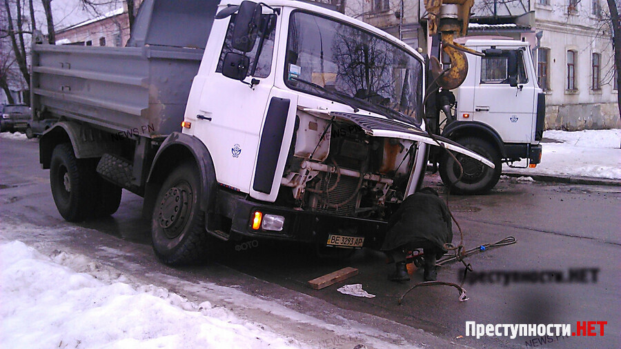 Автомобиль провалился под асфальт