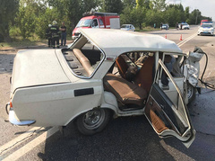 Три человека погибли в результате лобового столкновения двух автомобилей, которое произошло в Кривом Роге на перекрестке Никопольского шоссе и улицы Литке.