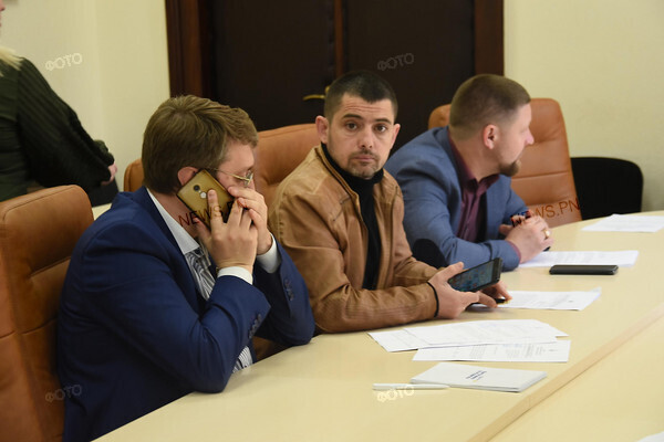 В зале осталось всего шесть депутатов – мэр Сенкевич перенес сессию на 16 мая - Copyright https://news.pn
