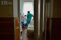 В Житомирской области будут судить четырех врачей районной больницы по факту ненадлежащего исполнения профессиональных обязанностей. Их действия якобы повлекли за собой смерть 16 летнего подростка в 2015 году.