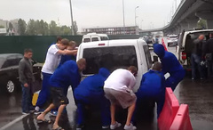 В киевском аэропорту «Борисполь» игроки сборной Украины по баскетболу перетащили неправильно припаркованный автомобиль, который мешал проехать их автобусу.