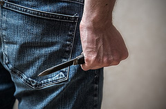 В Черкассах мужчина, который находился в отделе полиции по своему обращению, напал на правоохранителей с ножом.