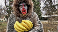 Сотрудники одесского зоопарка сняли праздничный ролик к Новому году, в котором директор зверинца сыграл роль обезьяны - символа грядущего года.
