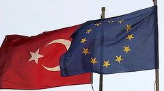 Делегация еврокомиссаров направляется в Турцию, чтобы лоббировать проект соглашения о совместной деятельности в вопросе мигрантов.