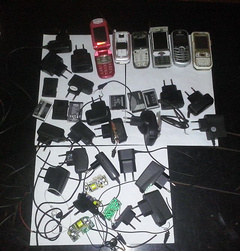 На Николаевщине 12 мая арестанту Ольшанской исправительной колонии №53 пытались передать 20 зарядных устройств и шесть мобильных телефонов.