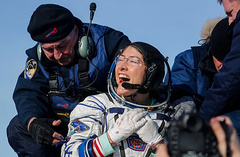 Американская астронавтка Кристина Кук приземлилась в Казахстане. Она установила новый рекорд по продолжительности непрерывного космического полета среди женщин.