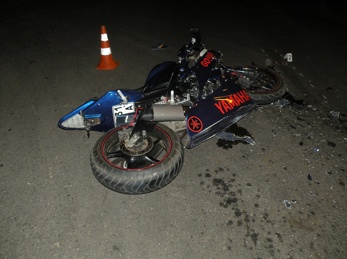 Разбил мотоцикл. Разбитый питбайк Кавасаки. Разбитый мотоцикл на дороге.