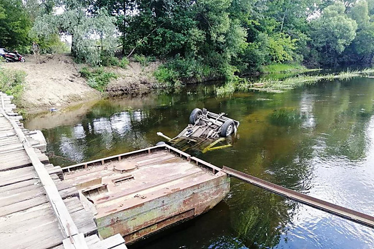 Нива упала в воду