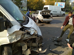 В субботу, 20 октября, в Николаеве на проспекте Мира в районе пересечения с 1-й линией микроавтобус «Fiat Ducato» врезался в припаркованный на обочине в сторону Колоса «Daewoo Lanos».