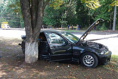 Утром в Харькове 23-летний парень за рулем автомобиля BMW-323 врезался в электроопору, в результате чего погибла пассажирка авто, еще один пассажир получил тяжелые травмы. У водителя, который был пьян, нашли удостоверение полицейского Патрульной полиции Киева.