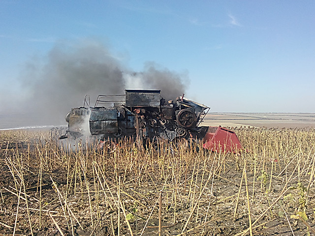 Сгоревшие комбайны. Дон 1500 в поле. Сгорел комбайн. Комбайн горит в поле.