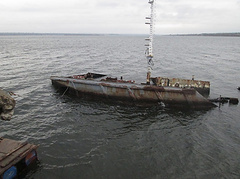 В Заводском районе Николаева, недалеко от берега реки Южный Буг в затонувшей барже нашли останки 22-летнего парня, который пропал без вести в прошлом году.