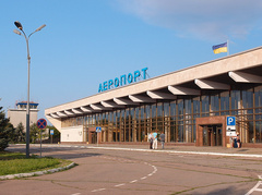 Директор коммунального предприятия «Херсонские авиалинии» Виталий Кучерук заявил, что выбирая между его аэропортом и аэропортом в Николаевской области, государственной власти надо поддержать предприятие в Херсоне.