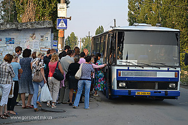 От остановки одновременно в одном направлении отъезжают два автобуса