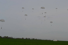 Курсанты Одесской Военной академии провели учение прыжков с парашютом.