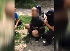 Полиция Николаевской области опубликовала видео задержание ранее судимого 32-летнего жителя Бердичева, который скрывался от хмельницких правоохранителей в Николаеве.